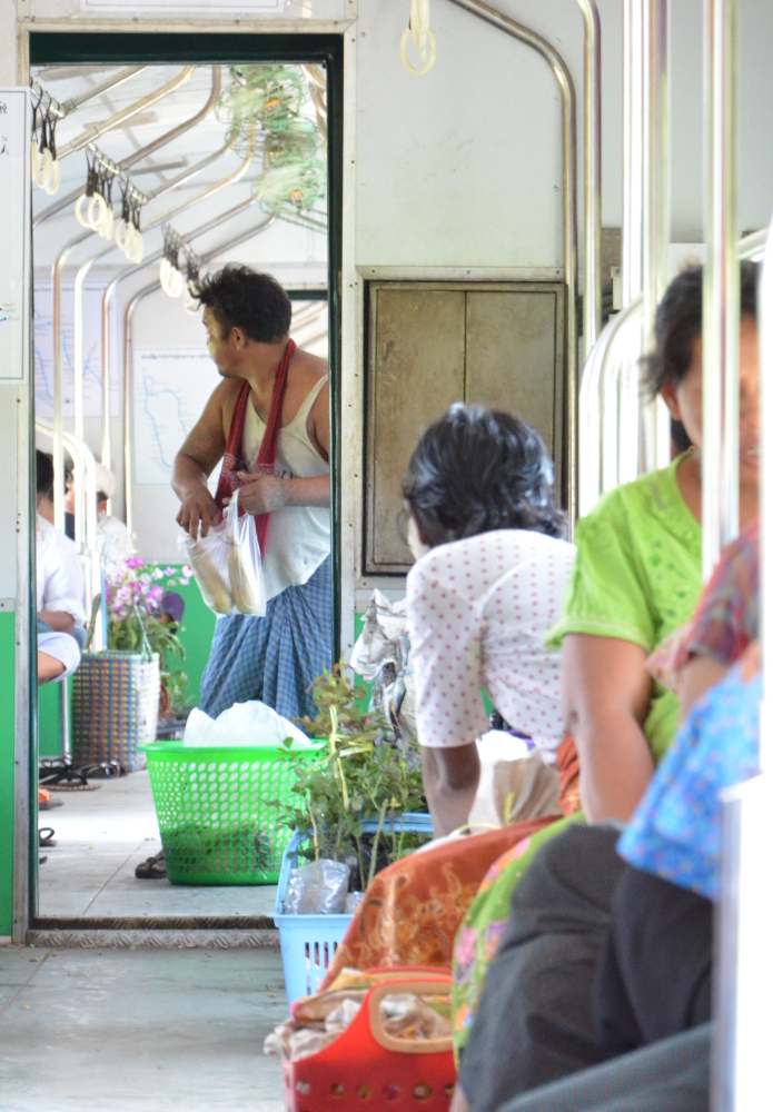 Here you can by a quick lunch, the green basket is filled with steaming hot corns