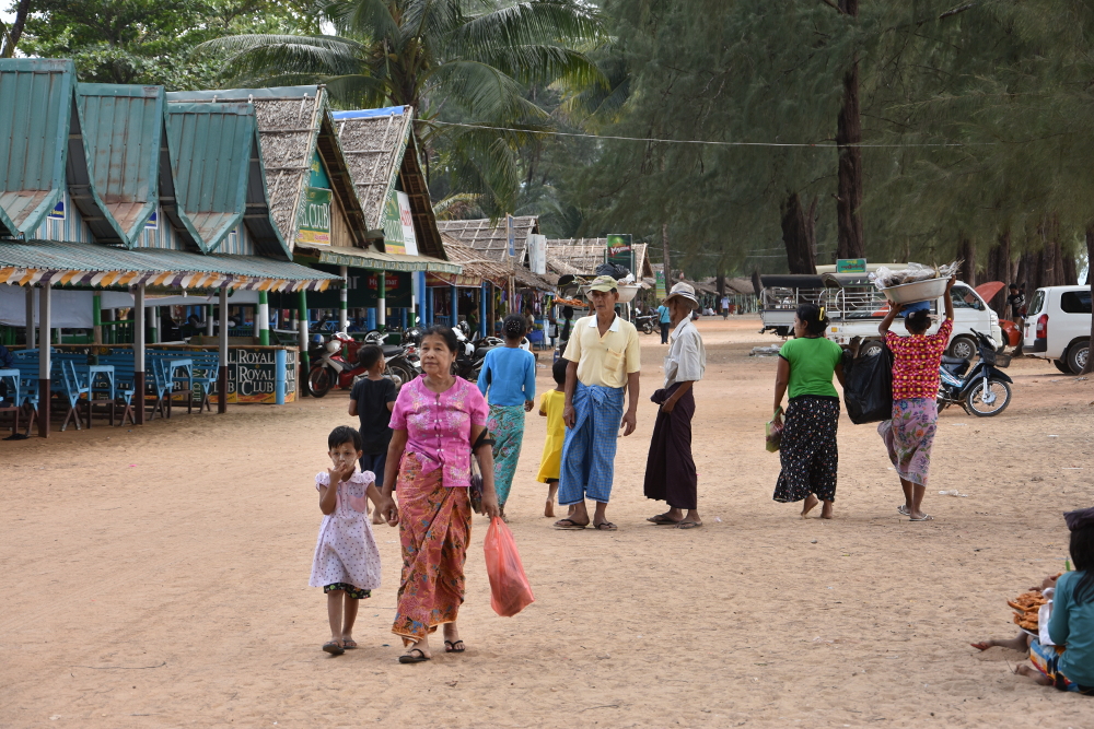 Restaurants at Maugmagan beach where you can buy lunch for your trip. Or you can buy fruits and barbecued fish from the lady with the basket on the head