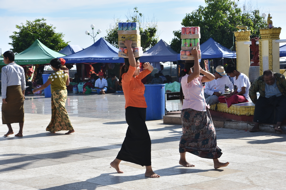 Trucks cannot drive into the religous area at Kyaikhteeyoe, so everything is carried. You'll meet a constant streem of Burmese men and women carrying all kinds of goods