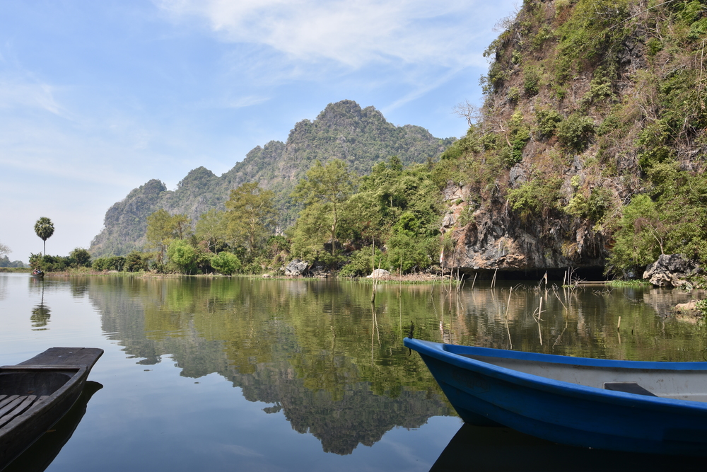 No winds to break up the lakes surface, so it seems safe to travel in a small boat